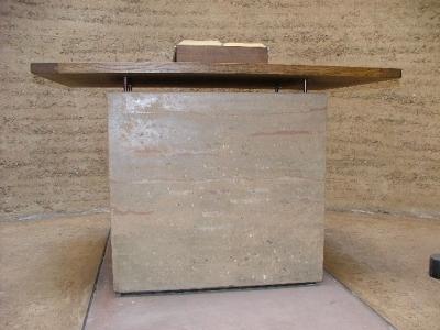 Oltář z dusané hlíny