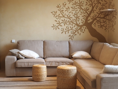 Realizace sgrafita v hliněné omítce v obývacím pokoji – olivovník je navržen v decentnější hnědé barvě (barva hrubé hliněné omítky), oproti živějšímu zelenému olivovníku za jídelním stolem.