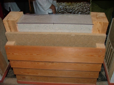 Stěna zateplená celulozou. Skladba z venkovní strany (dřevěný záklop, dřevovláknitá deska)