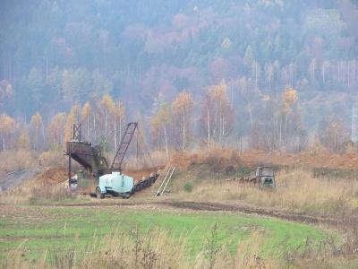 Hlína se vždy na podzim navrší na hromadu a nechá se až do jara odležet.