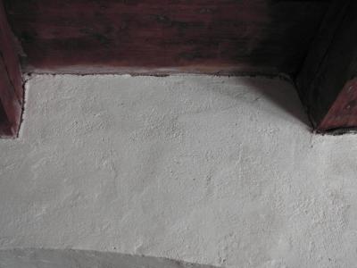 Detail natřené hliněné omítky