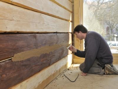 Pomocí polystyrenového hladítka vytvoříte rustikální vzhled spáry v případě, že hliněnou omítku hladíte ještě v mokrém stavu