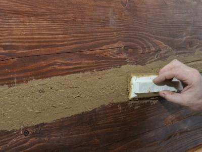 Je důležité i provedení zaříznutí spáry mezi hliněnou omítkou a dřevem. Při vysychání dřeva se potom případná prasklina ukáže přesně v tomto styku a není otřepená, ale je rovná a vzhledově přijatelná.