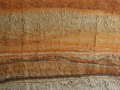 Pískovna Chotěbudice u Veliké Vsi. Křížově zvrstvené jemnozrnné písky zbarvené průsaky železa. Ve spodní části je vidět vrstva hnědého uhlí (oxyhumolitu), miocénní stáří (cca 15 mil. let)