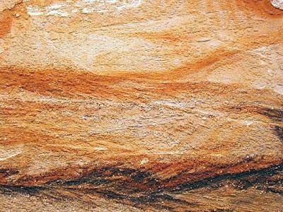Štěrkovna Dřenice u Chebu. Pestře zbarvené vltavínonosné štěrkopísky vildštejnského souvrství pliocenního stáří (cca 2 mil. let). Červené zbarvení sedimentu je způsobeno průsaky železa, černé pak manganem.