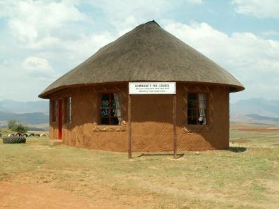 Hliněný dům v Africe - místní škola