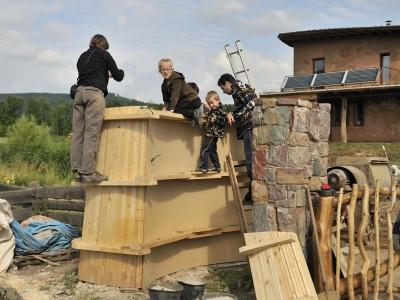 Část bednění bylo z dřevotřísky, což se při dusání hlíny ukázalo jako problematické. Dřevotříska z hlíny nasála vodu, zvlhla a změkla.