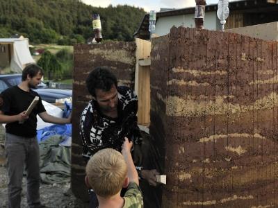 Dokud byla ještě hlína vlhká, tak se provádělo zarovnání nerovností a doladění výsledného vzhledu.