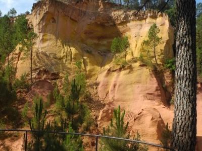 Povrchové naleziště pigmentů u městečka Roussillone
