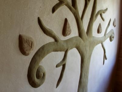 Drzewo wykonano z tynku glinianego z serii Econom - zieleń wiosenna i brąz bukowy