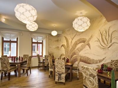 Gliniane tynki i wyposażenie interieru tworzą w restauracji bardzo przyjemną atmosferę