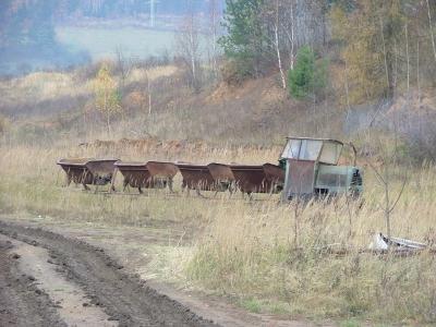   Na jar sa začne hlina odoberať z kôp a malým vláčikom sa dopravuje do miešacieho zariadenia.