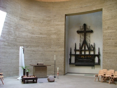 Vnitřní prostor kaple s oltářem