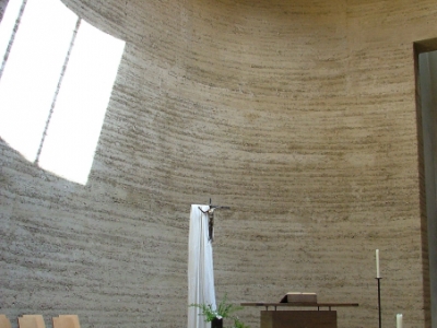 Hliněná podlaha v kapli je napuštěna lněným olejem a tím se zvýší její odolnos vůči opotřebení.