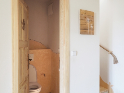 Na stěny prostoru WC v přízemí je použit marocký štuk, který se uplatnil také jako omyvatelný povrch stěny podél schodiště.