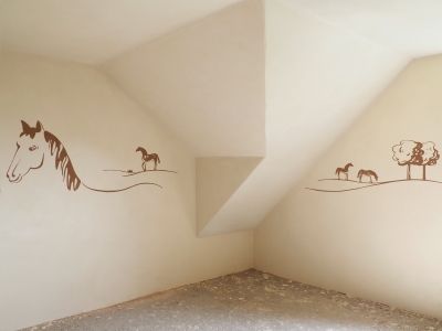 Pohled na obě zdobené stěny podkrovního pokoje, motiv propojuje koně a zvlněnou krajinu podhůří Krkonoš. 