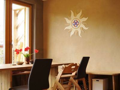 pohled na zařízený interiér a finálně dobarvené Slunce