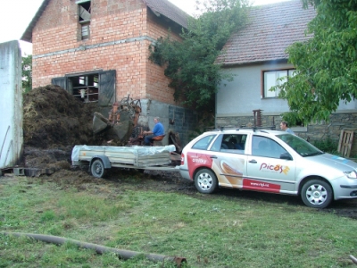 Hlína je schopná odolávat dešti pouze v případě, že se smíchá s kravskými exkrementy v poměru 1x hlína, 1x kravince a písek. Na této stavbě se míchala hrubá omítka s řezankou Picas s kravincem v poměru 1x hliněná omítka a 0,2 kravince