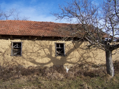 Někdy je až s podivem, že i tak neudržovaná hliněná stavba je schopná vydržet tolik desetiletí