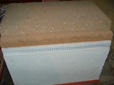 Skladba dusané stěny z venkovní strany (vápenná omítka, perli<x>nka, hrubá hliněná omítka, dusaná stěna). Z vnitřní strany se dusaná stěna ponechává bez úpravy nebo se na ni nanáší hliněná omítka