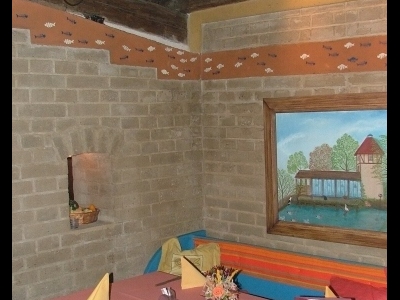 Stěna postavená z lisovaných cihel, které se vyráběly v místě stavby