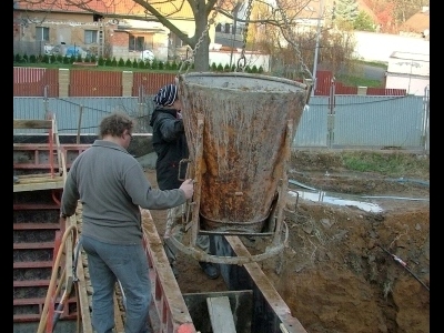 Hlína pro dusané stěny se používala z místa stavby