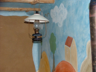 Stěny se malovaly domácky vyrobeným kaseinem (nízkotučný tvaroh a vápno), ale nepovedlo se to a barva se po jednom roce začala odlupovat