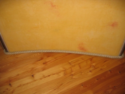 Detail napojení hliněné omítky na podlahu