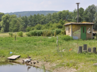 Dříve než se začalo se stavbou velkého domu, tak se postavil tento zahradní domek, na kterém se vyzkoušely některé slaměné a hliněné technologie