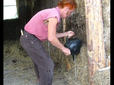 Po navlhčení vodou se na stěnu nanáší přilnavostní směs (rozmočená hlína) a zapracovává se do slaměných balíků