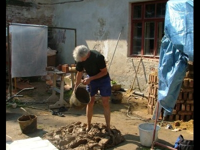 Omítku je možné míchat ručně nebo i strojně