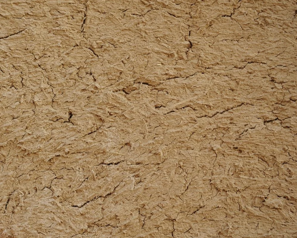 Rekonstrukce starého domu: Barevné fleky na hliněných omítkách, proč vznikají