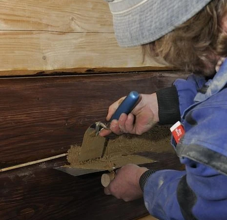 Směs hliněné omítky a řezanky se vtlačí co nejvíce do spár