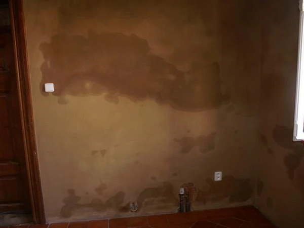 Čím silnější hliněná omítka je nanesená na kamenné stěně, tím menší rozdíl je v barevnosti