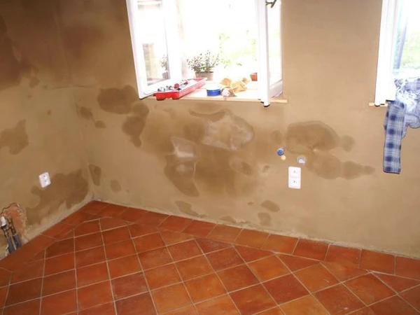 Rozdílná barevnost je způsobena rozdílnou vlhkostí podkladu (kámen, cihla)