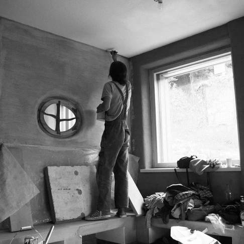 Přídržnost hliněné omítky na cihlách a jak připravit podklad