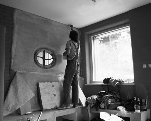 Přídržnost hliněné omítky na cihlách a jak připravit podklad