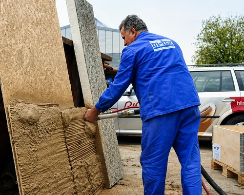 Strojní omítání hliněných omítek