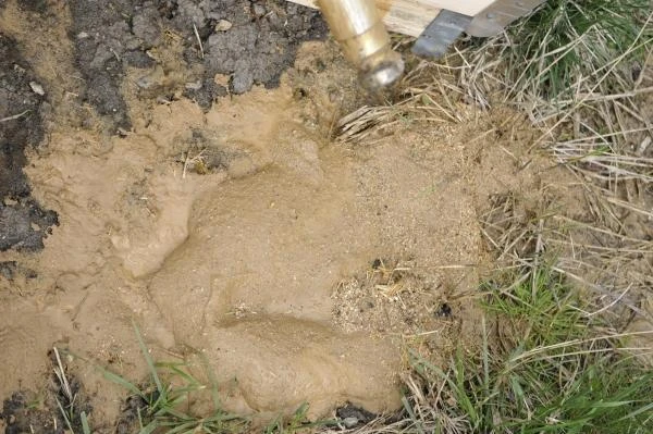Vlivem nepravidelného dávkování docházelo v hadici k vyplavování jílu z omítek a tím i ucpávání hadice
