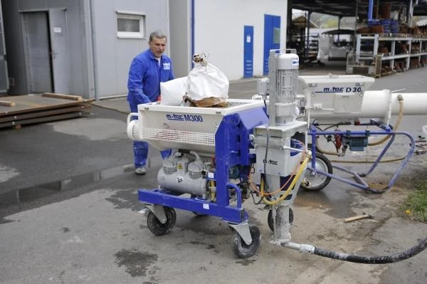 Testy prováděné na omítacích strojích m-tec