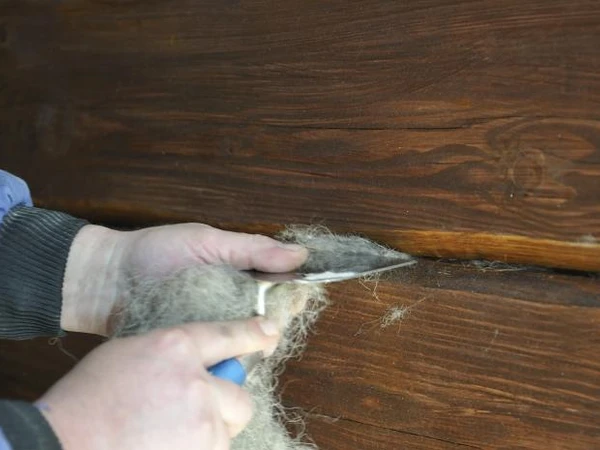 Spáry se vyplní ovčí vlnou