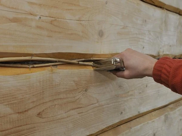 Z rákosových stébel se vytvoří rošt, za který se hliněná omítka zachytí a po vyschnutí nevypadne