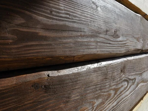 Nevdříve se trámy v okolí spár napřou lazurou