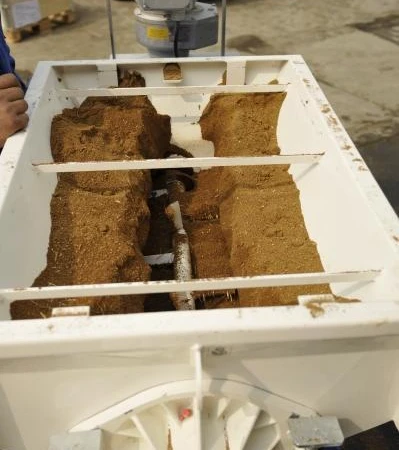 Vlhké hliněné omítky vytvářely tzv. tunely. Pro tento stroj jsou vhodné pouze suché hliněné omítky